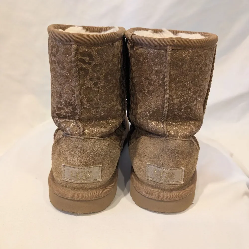 UGG Kids‎ Classic II Glitter Leopard Boots in Chestnut